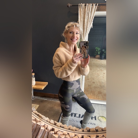 Meet your Posher, Carly - Picture 2 of 2